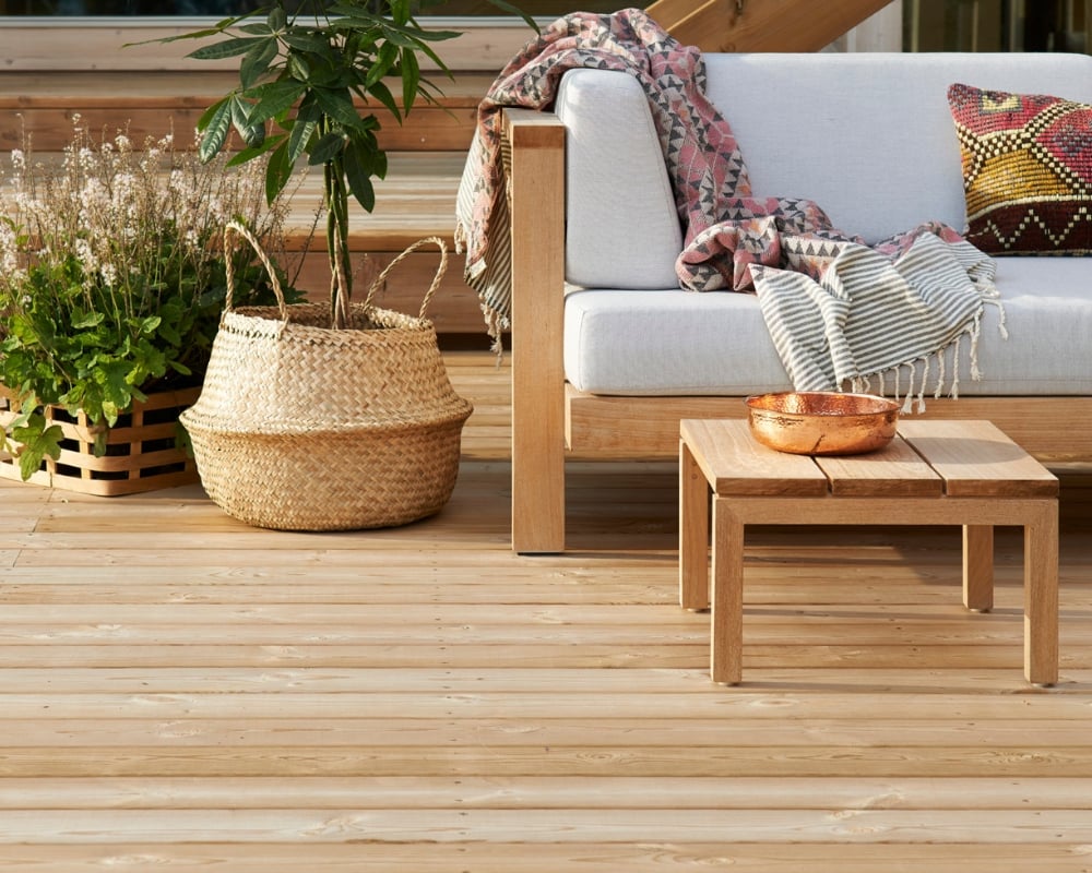 En altan med trall och utemöbler