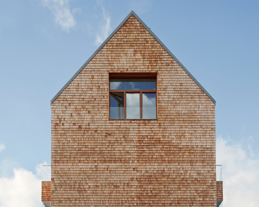 En byggnad med cederträspån som panel