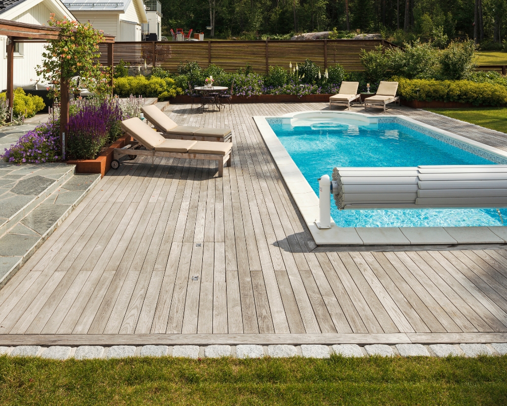 ThermoAsk trall, en pool och utemöbler