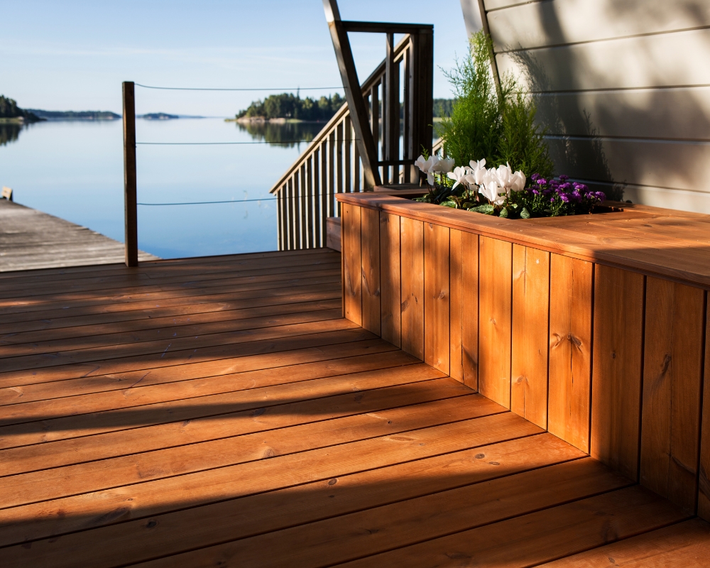 Ett deck vid vattnet i ThermoWood