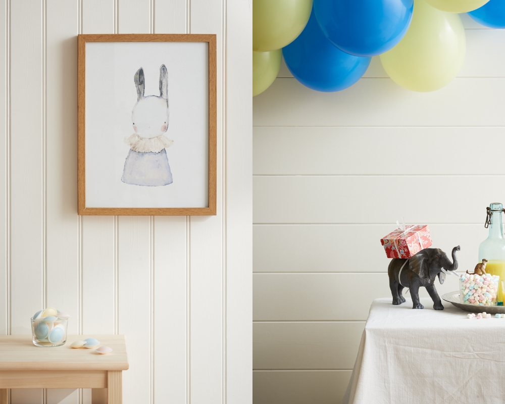 En tvådelad bild, med två olika vita innepaneler. Bild vänster: Träpanelen Trend Pärlspont Vit. Bild höger: Träpanelen Trend Fas Vit.