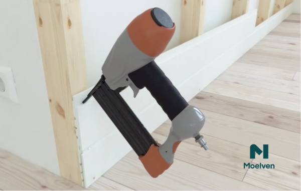 Montering av vit panel med en spikpistol