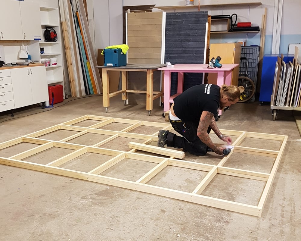 Reglar i trä till skiljevägg monteras 