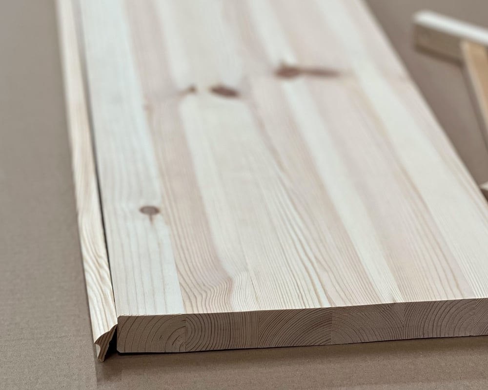 En limfog i furu och en dekorlist