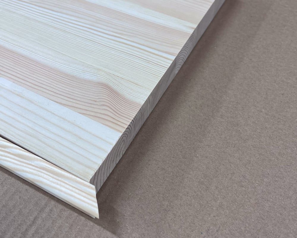 En limfog i furu och en dekorlist som ska geras