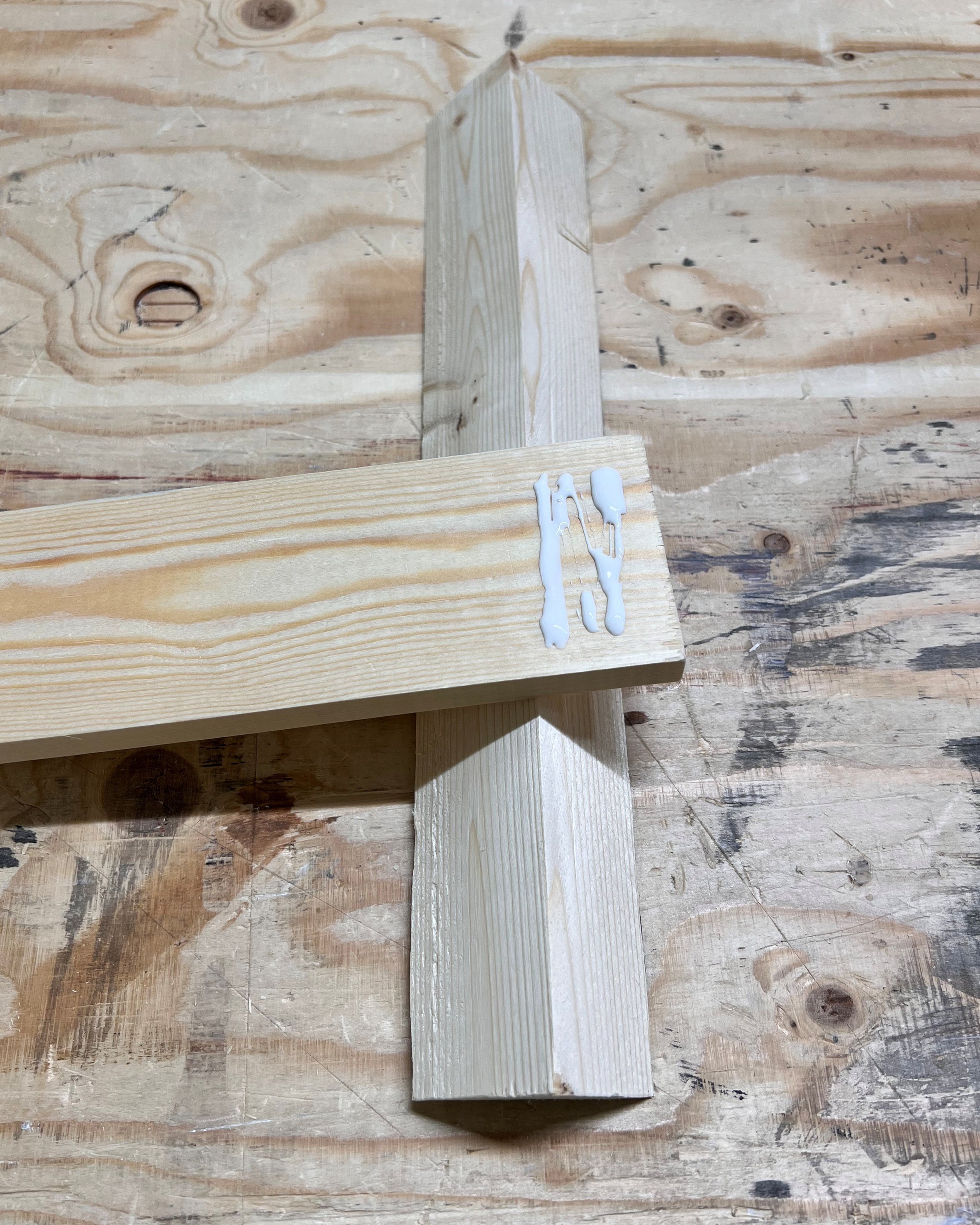 En bräda limmas på änden