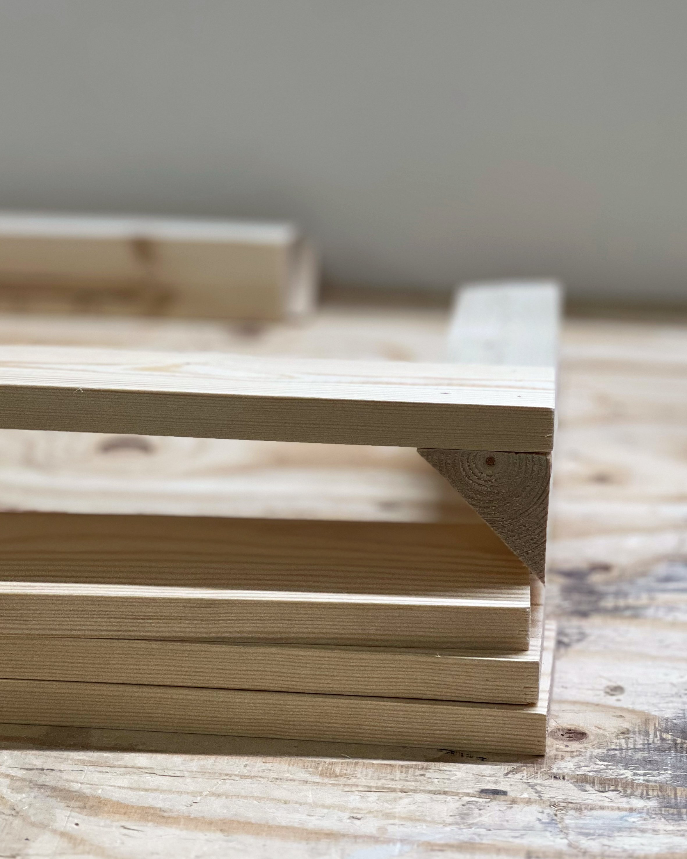 brädor monteras ihop till blomlåda