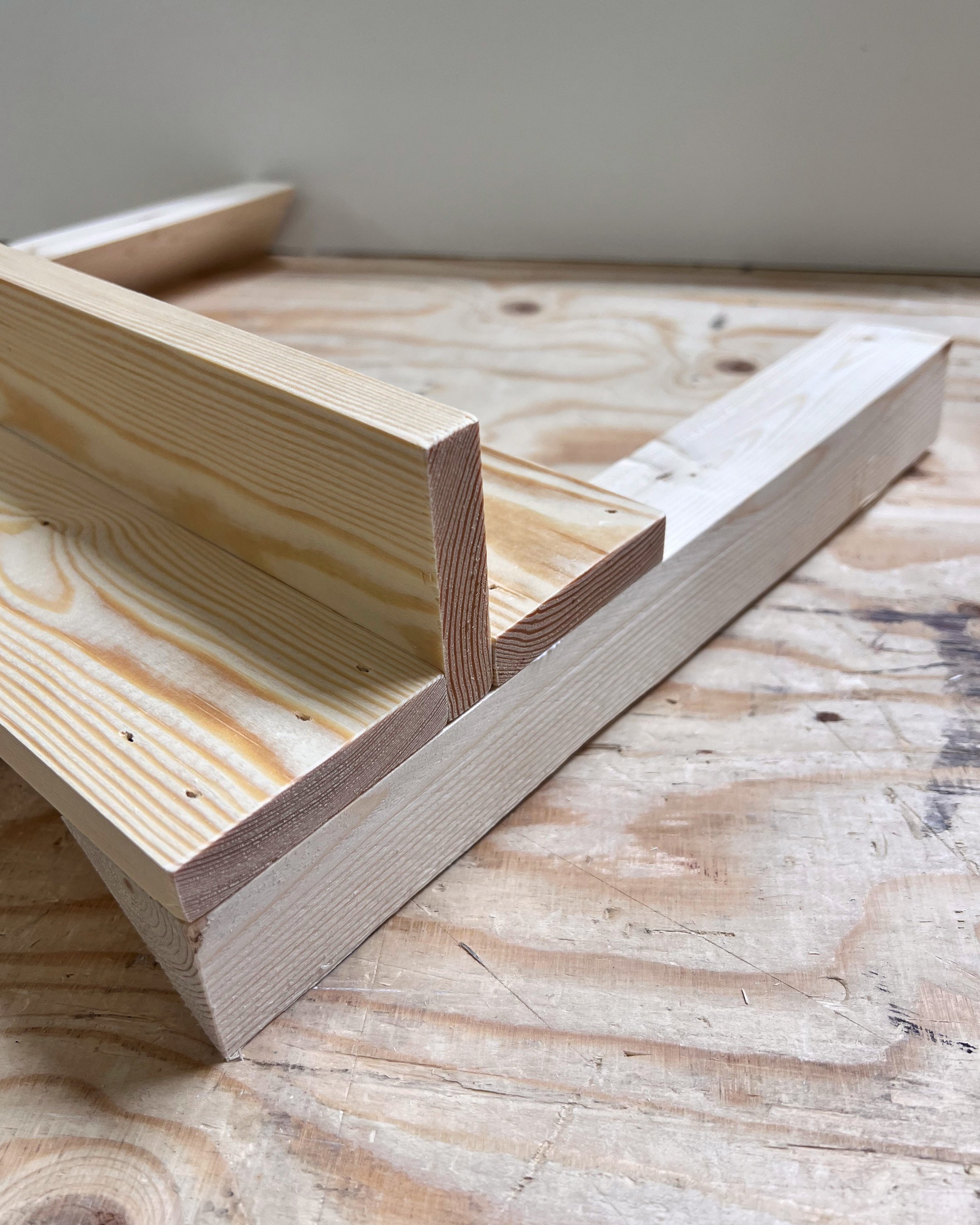 Brädor monteras ihop till en blomlåda