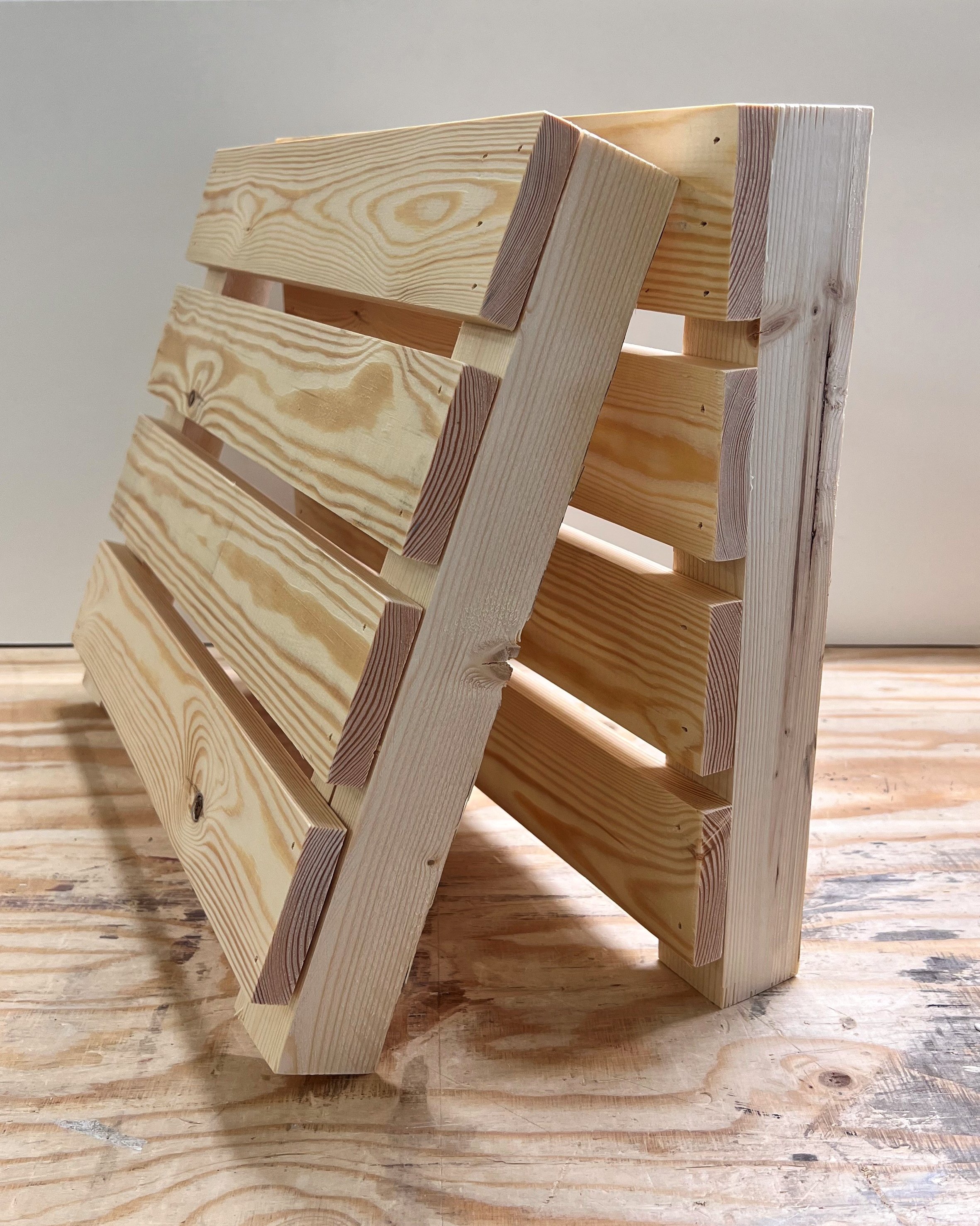 Två delar till en blomlåda i trä