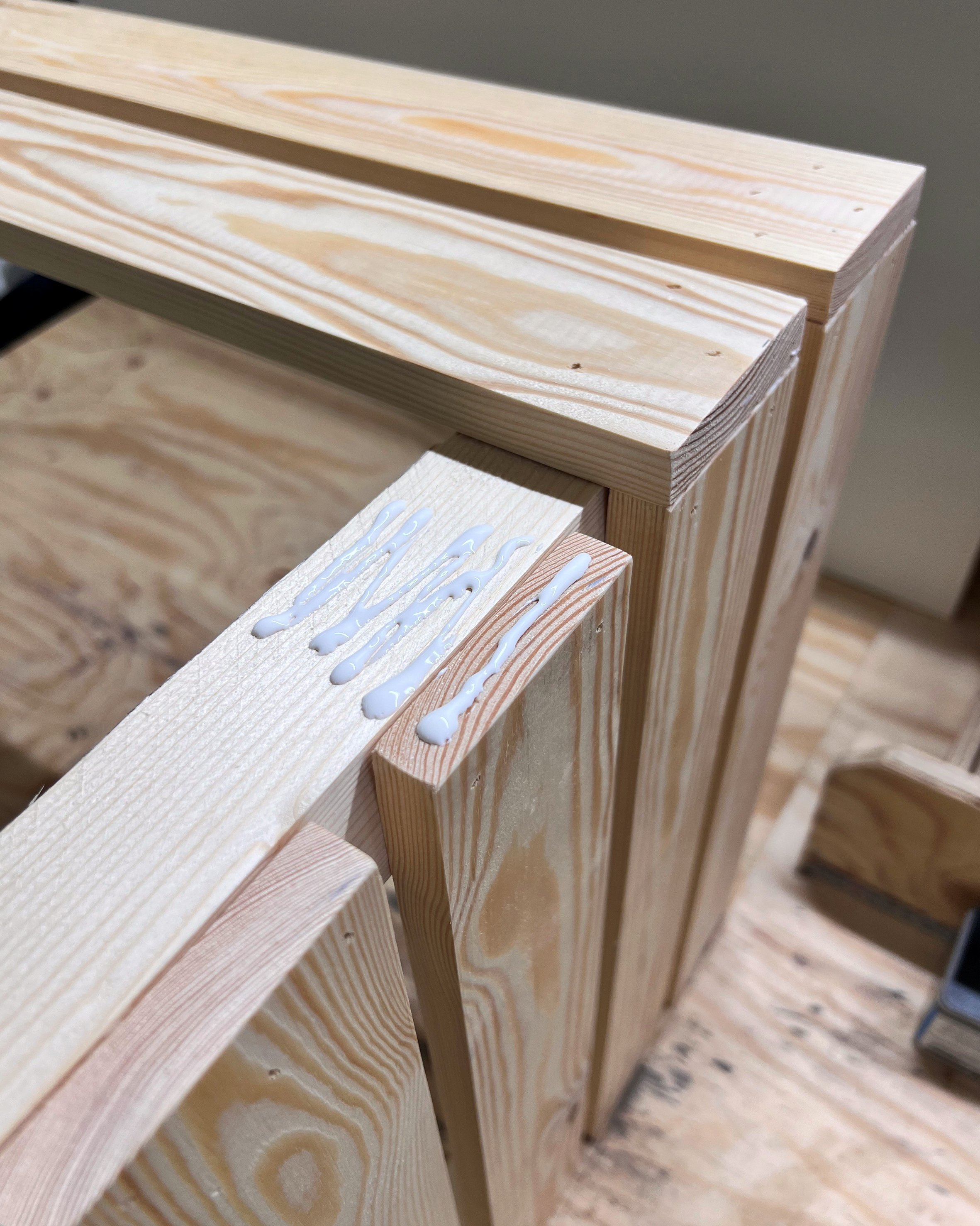 Brädor limmas för att kunna monteras ihop till en blomlåda