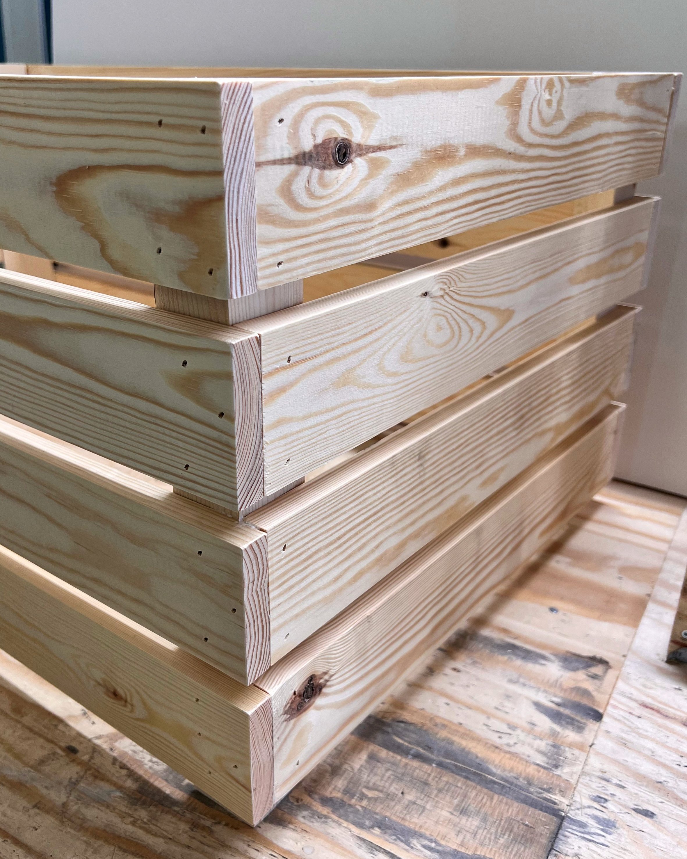 En blomlåda i trä, innan den blir målad