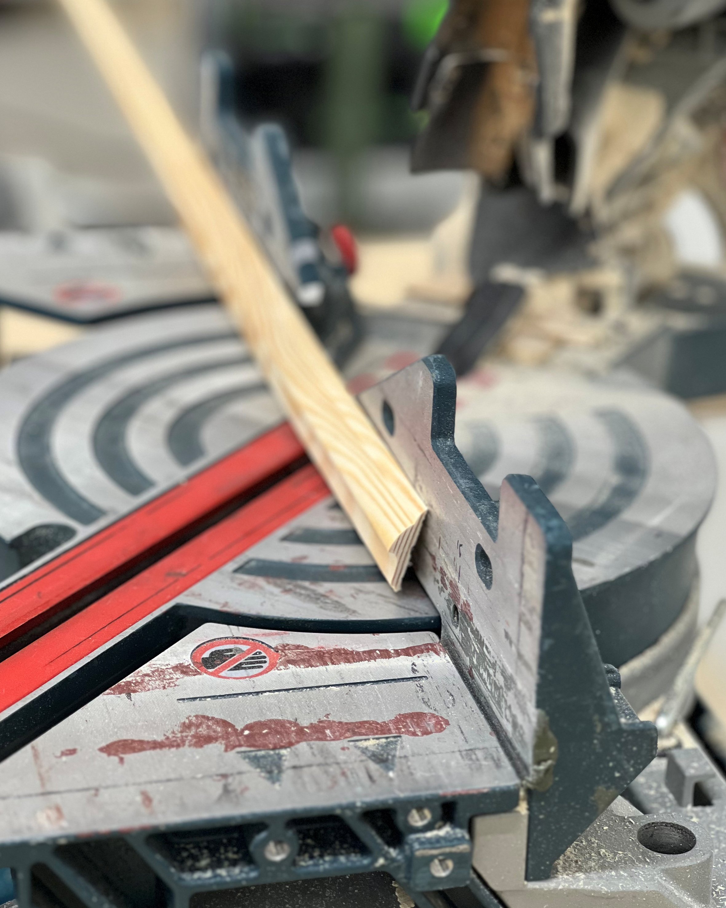 En dekorlist geras i såg