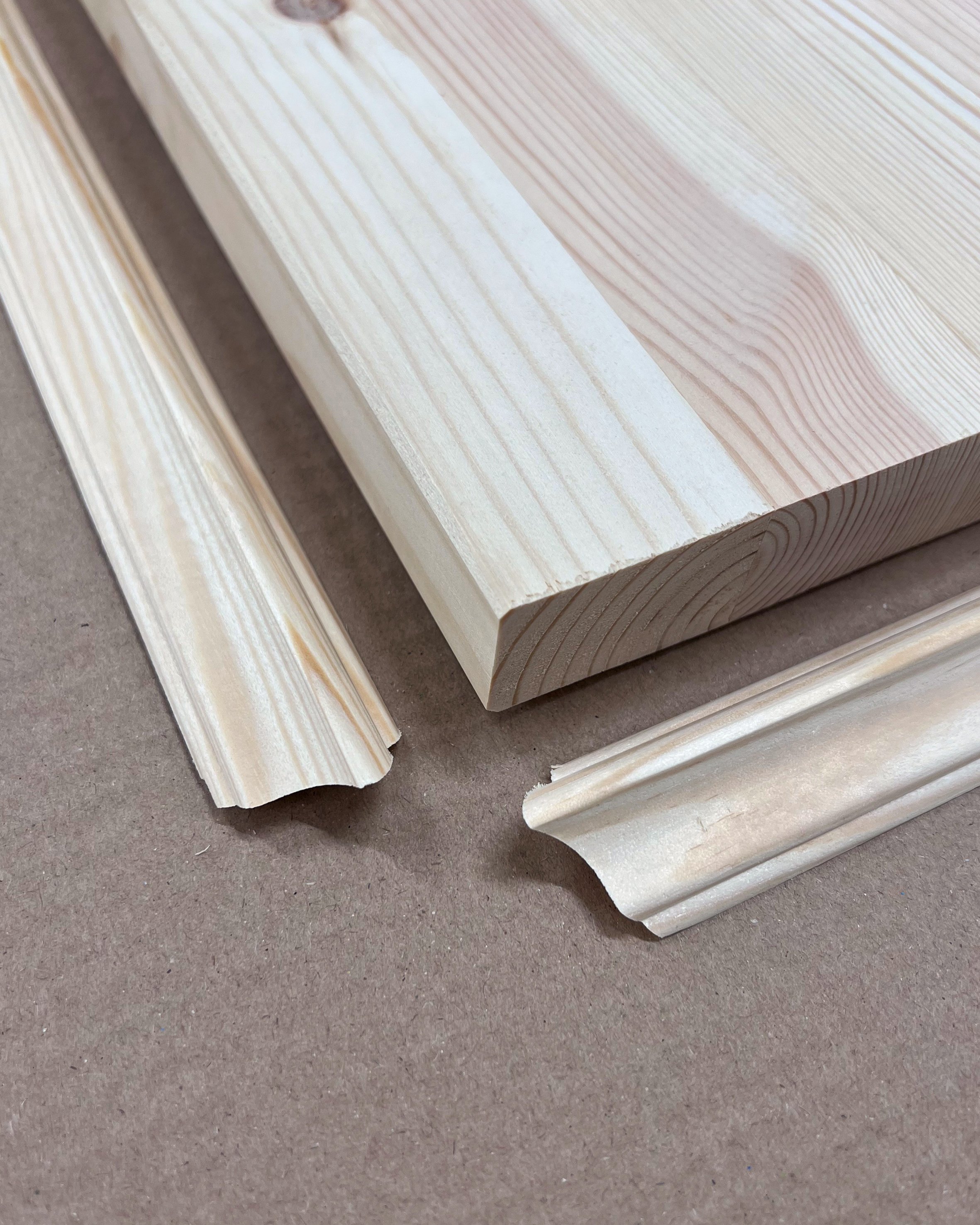 En limfog i furu och dekorlister som geras