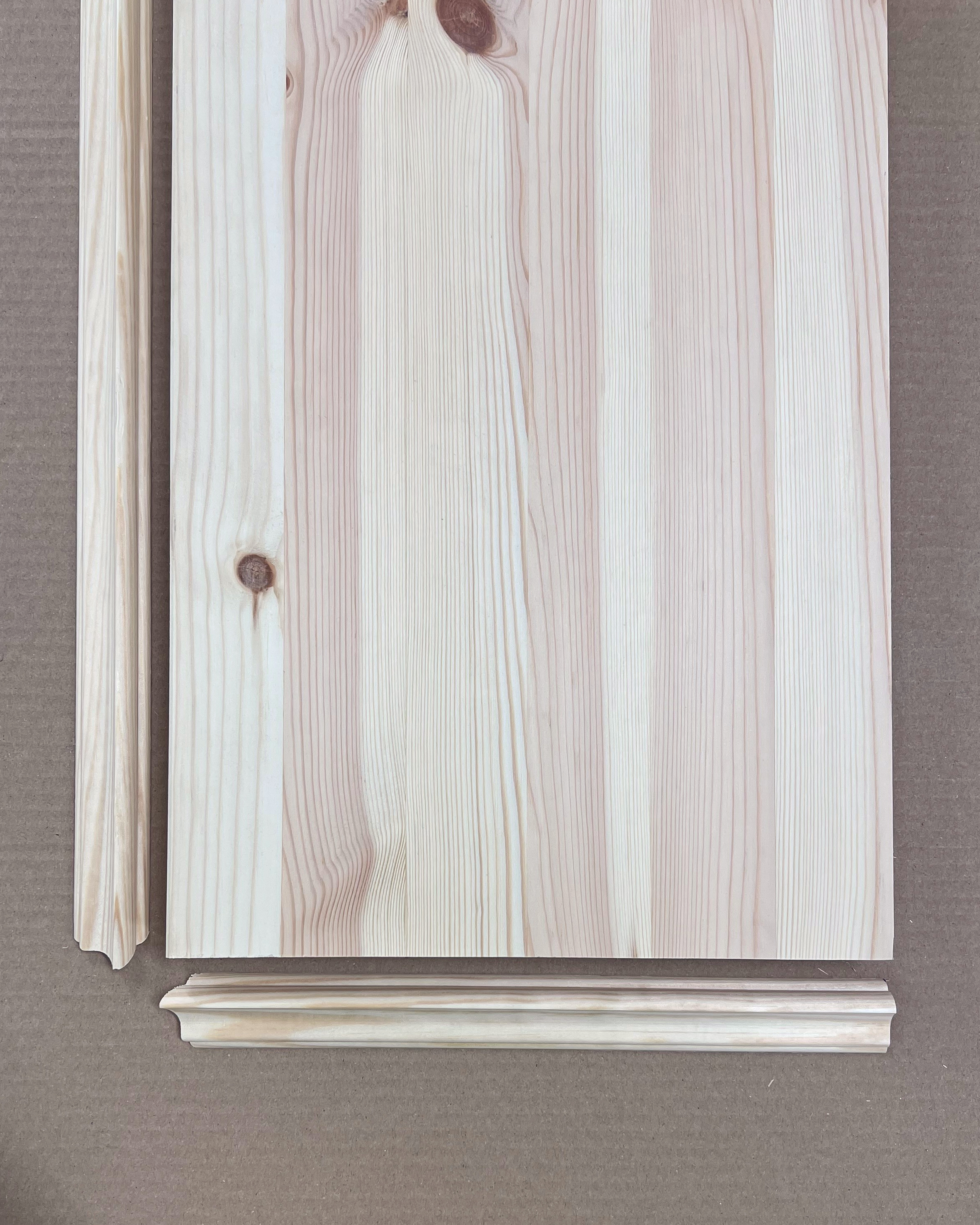 En limfog i furu och dekorlister som geras