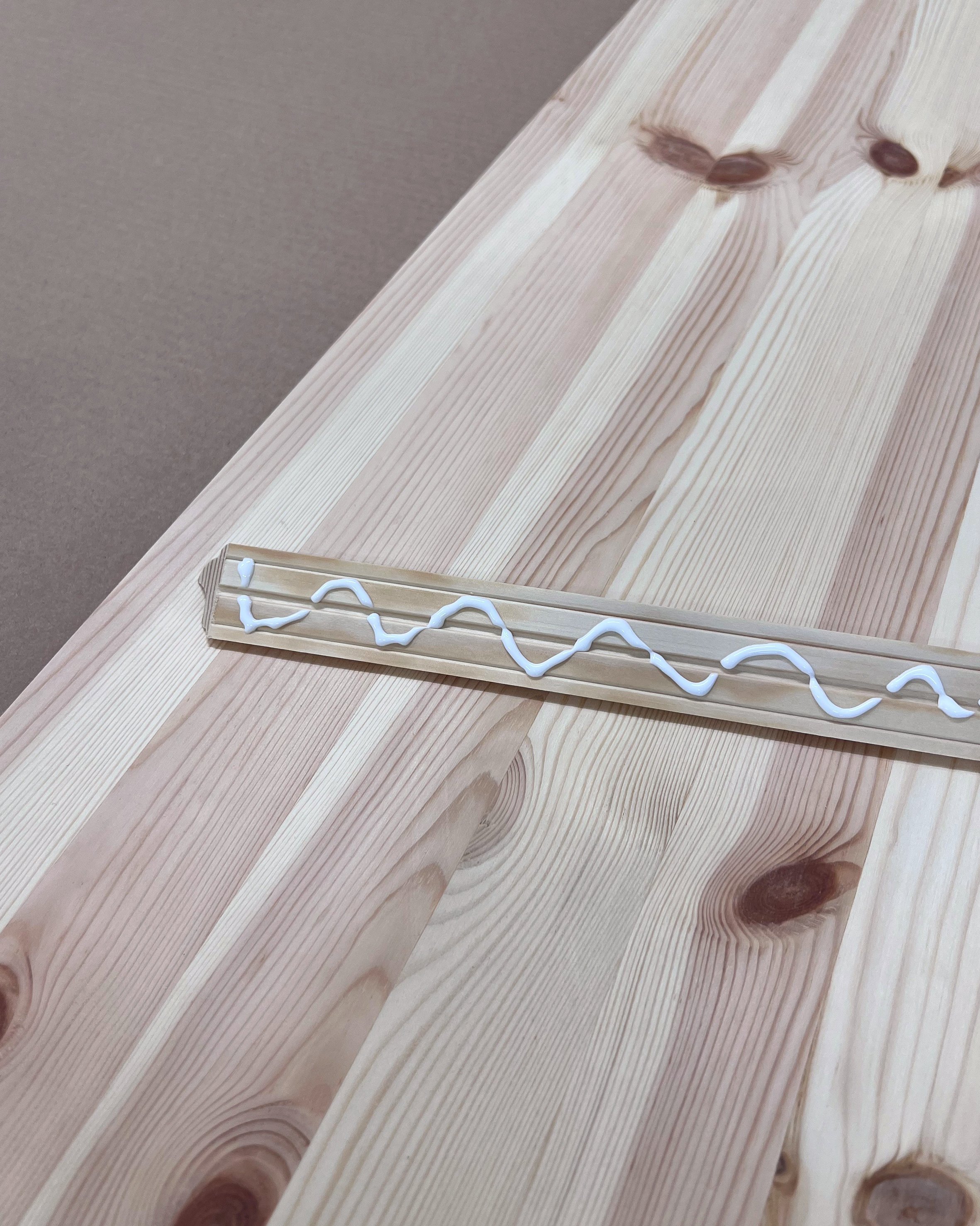 En dekorlist med lim på baksidan