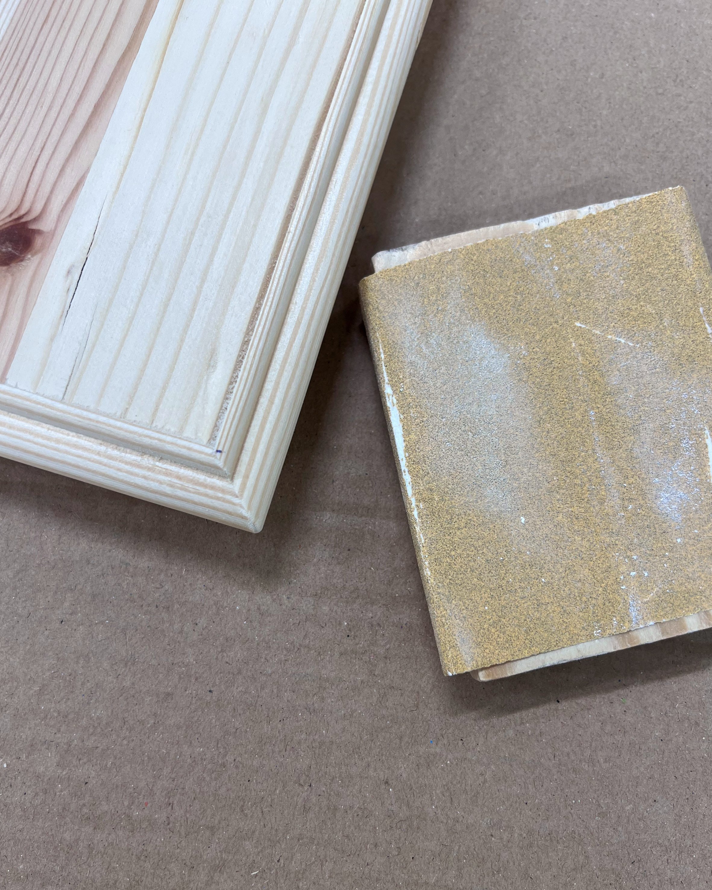 En bräda och sandpapper