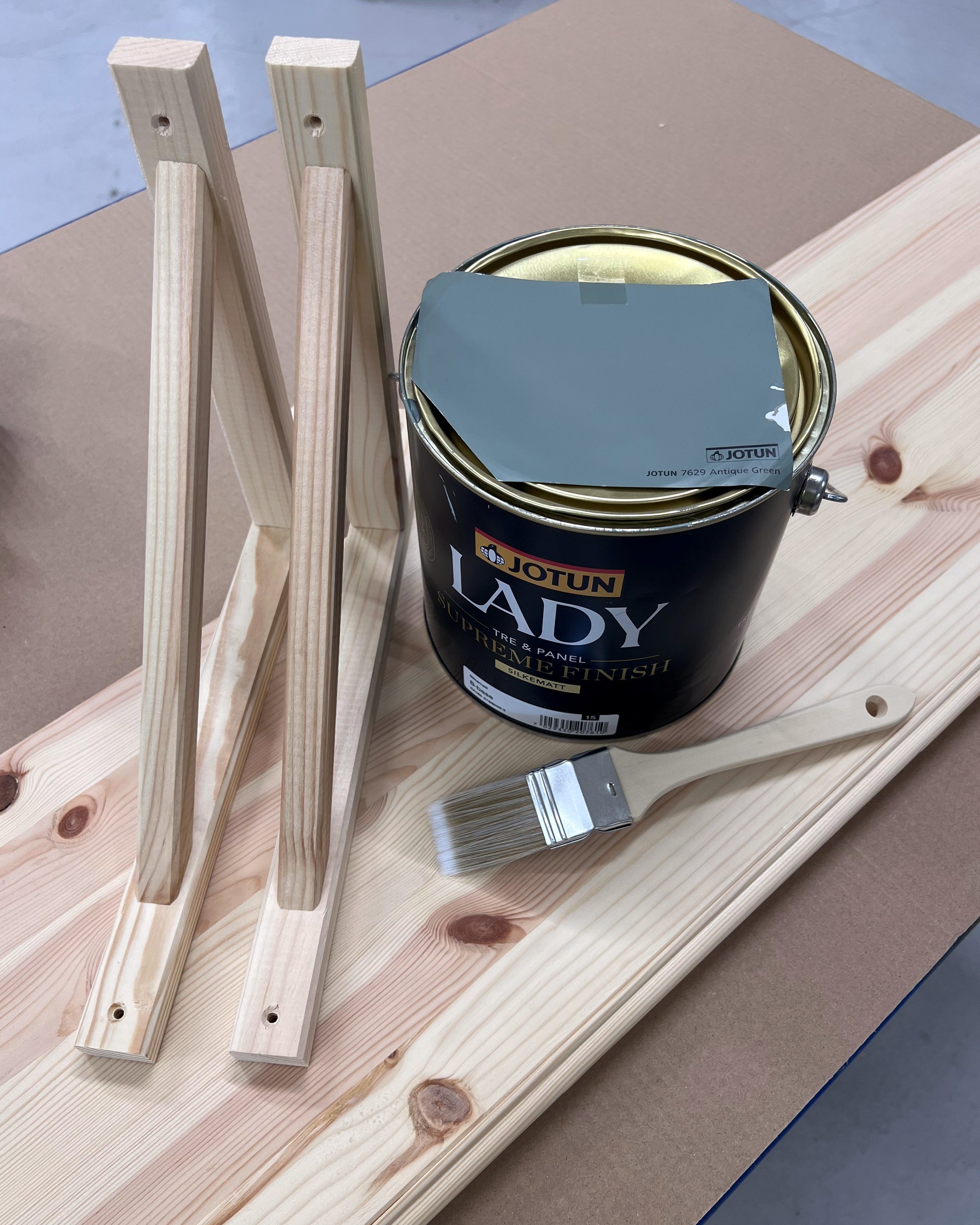 En limfog i furu, två konsoler, samt en burk med färg och en pensel