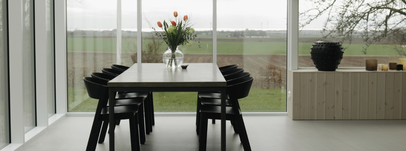 Ett inglasat rum med bord och stolar