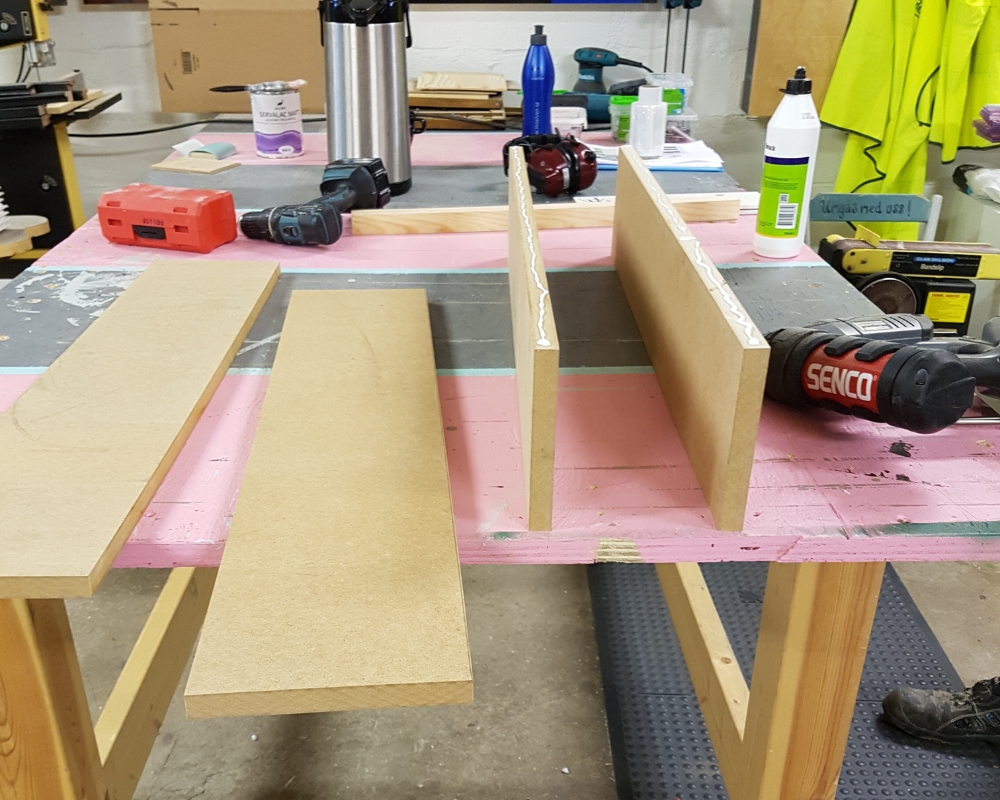 MDF skivor limmas och monteras samman till en piedestal