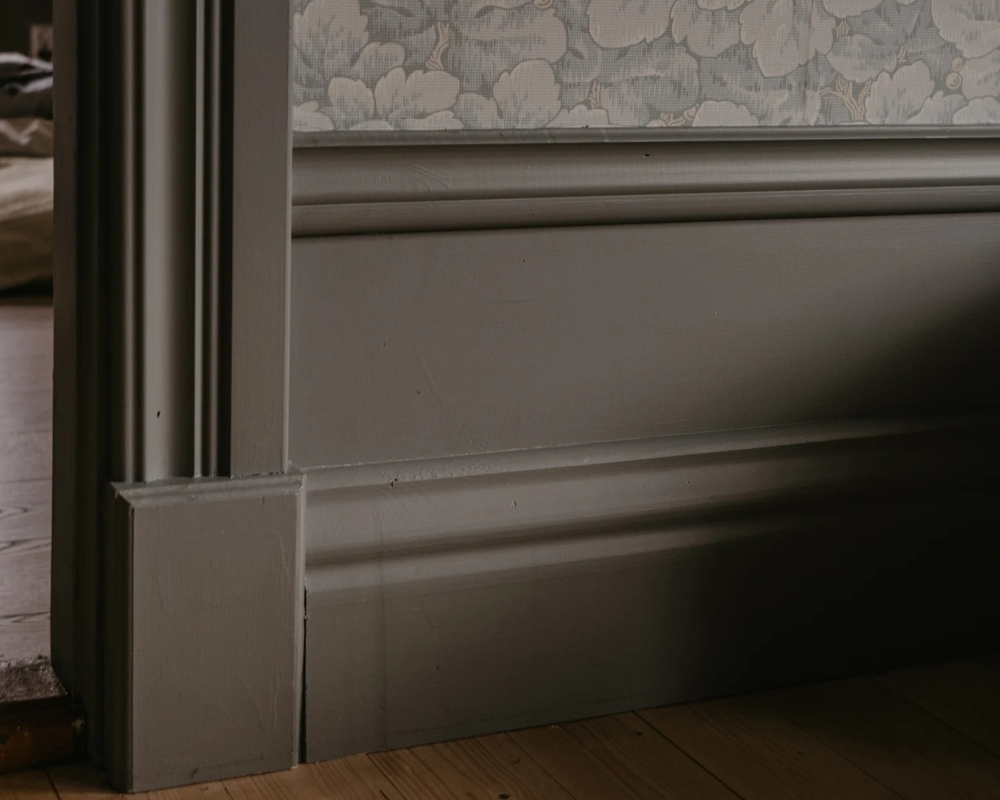 Höga lister med dekorkloss