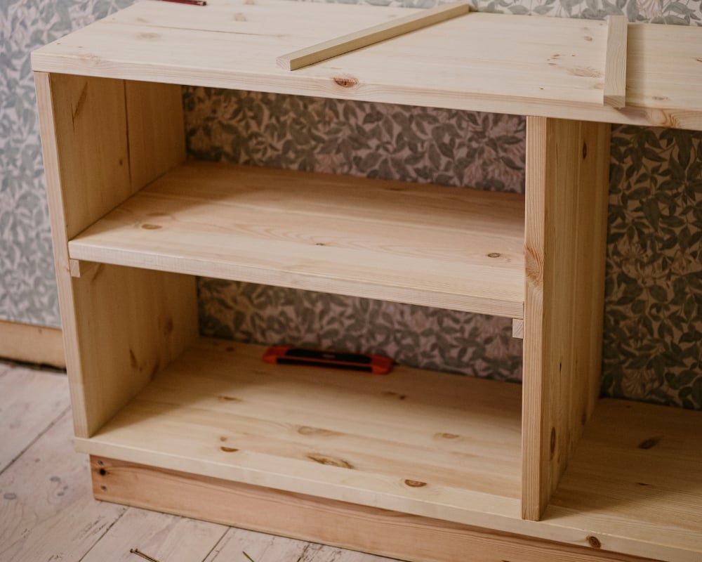 En del av en trähylla med hyllplan