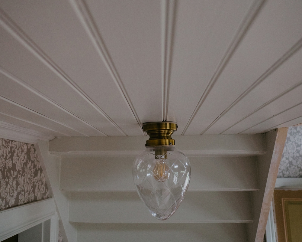 Pärlspont träpanel i taket, taklampa