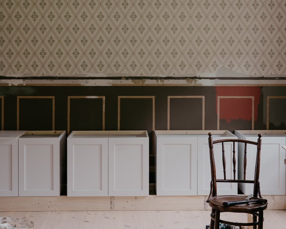 platsbyggd hylla under konstruktion