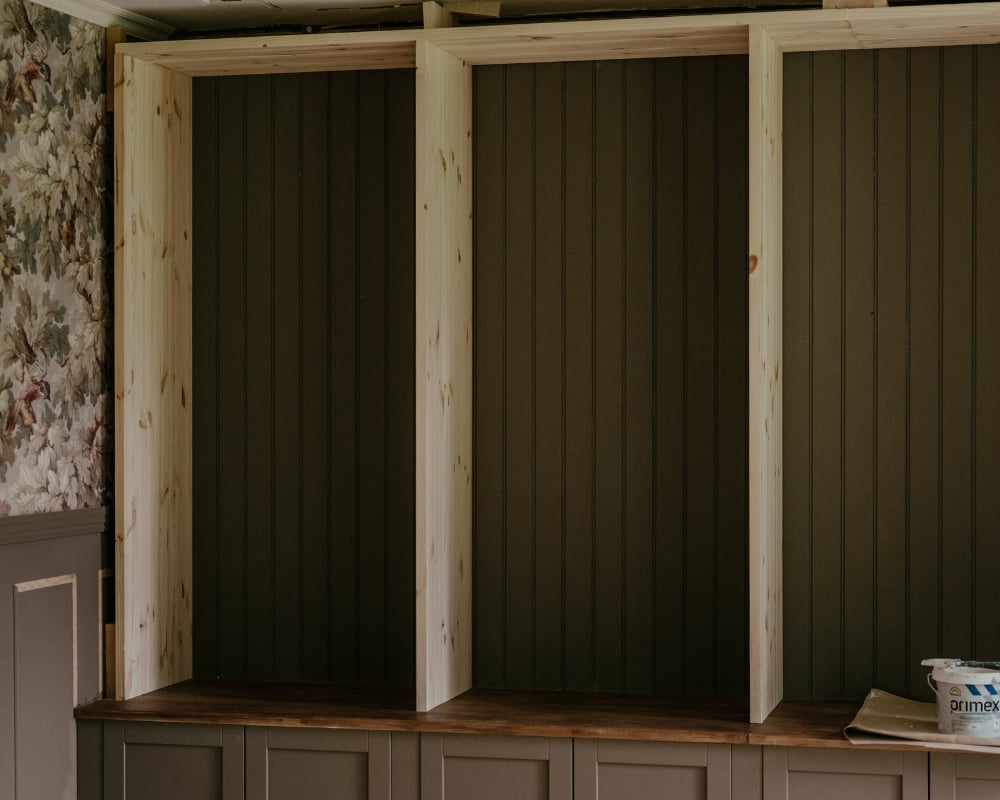 en platsbyggd hylla under konstruktion