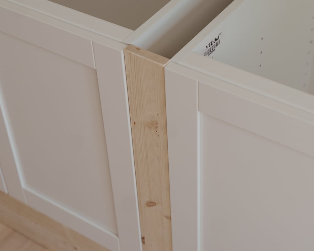 Inzoomad del av en platsbyggd hylla. I bilden syns lådor och reglar