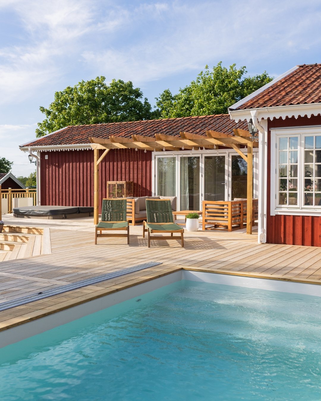 Privat poolområde med trall