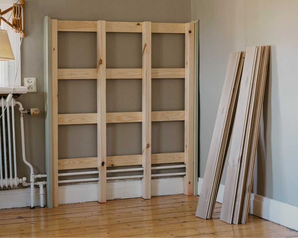 En sänggavel under konstruktion, träreglar ihop monterade