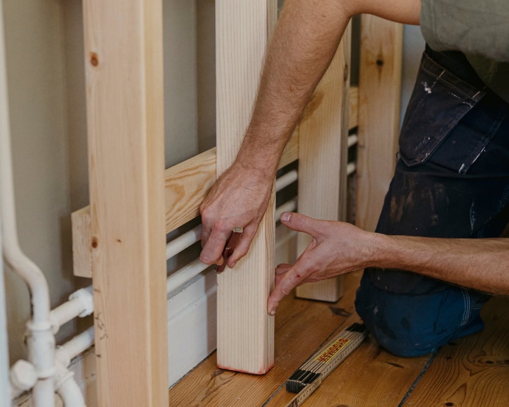 En man ritar streck på reglar