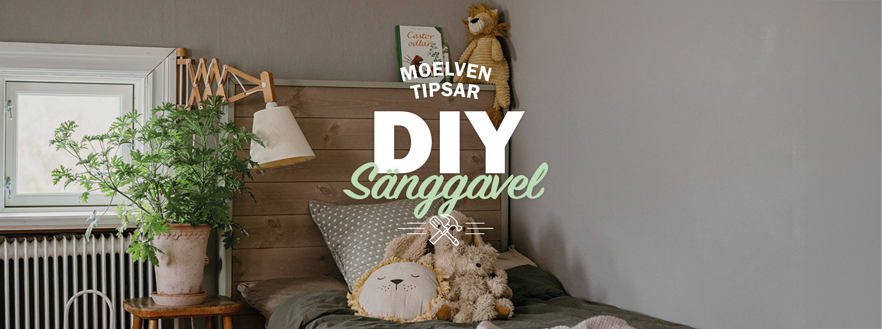 En säng med sänggavel av trä, samt inredning i form av gosedjur, växter osv