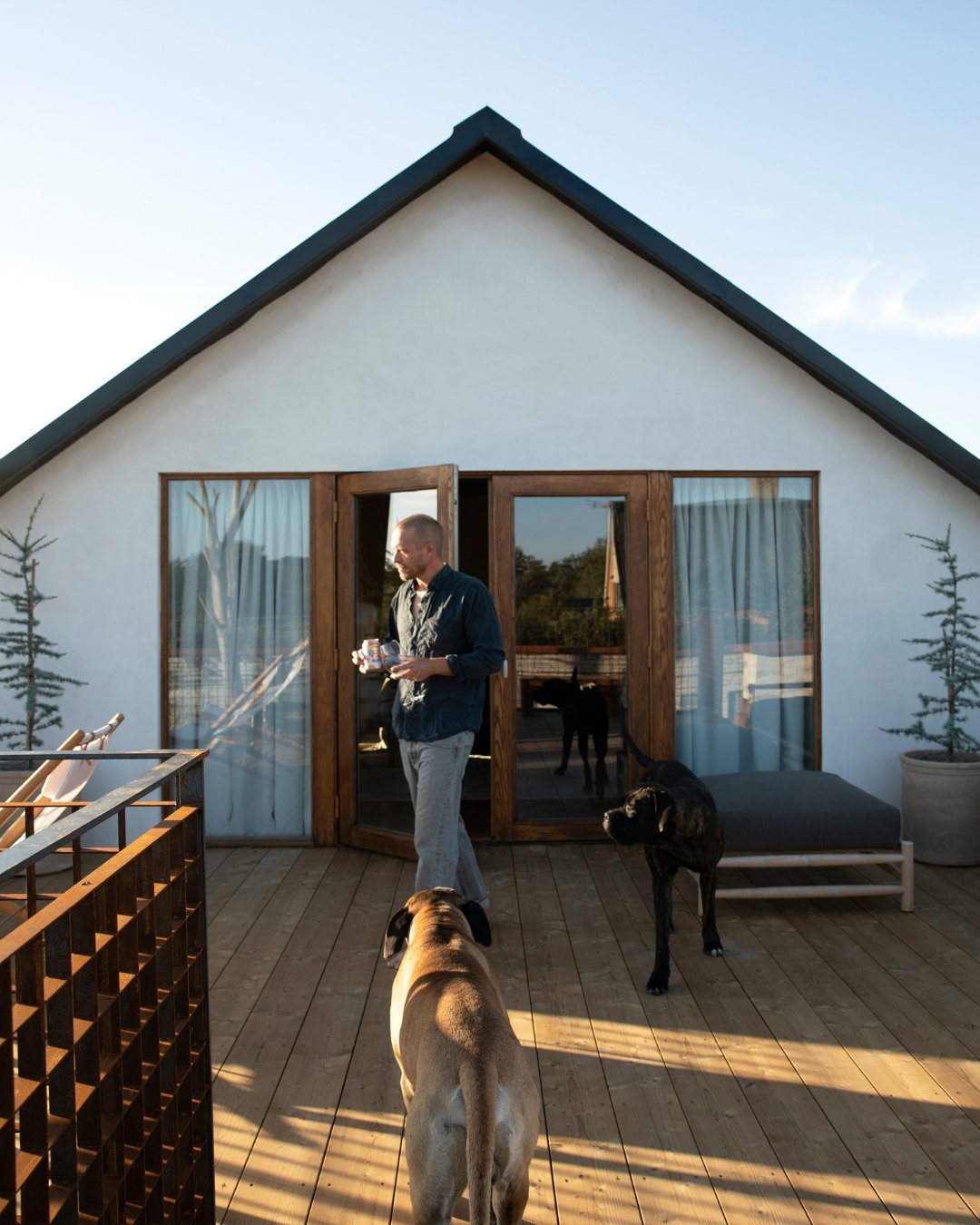 Man och hund på en takterrass 