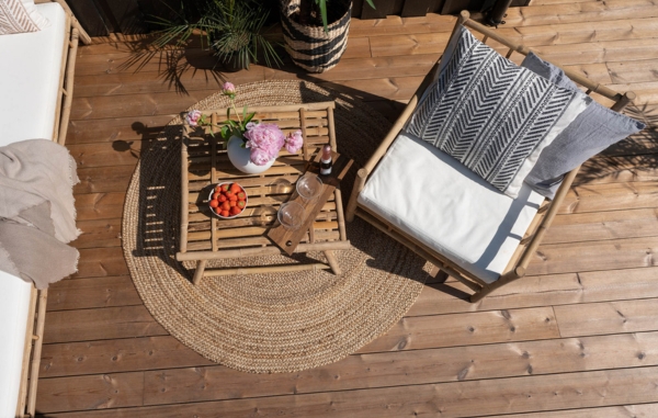 Trätrall och utemöbler