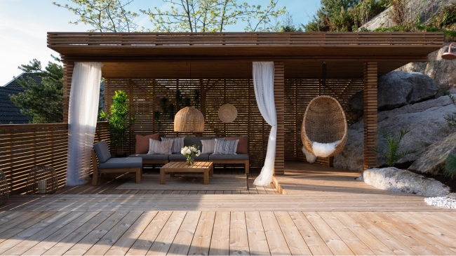 Mysig uteplats med möblerad pergola