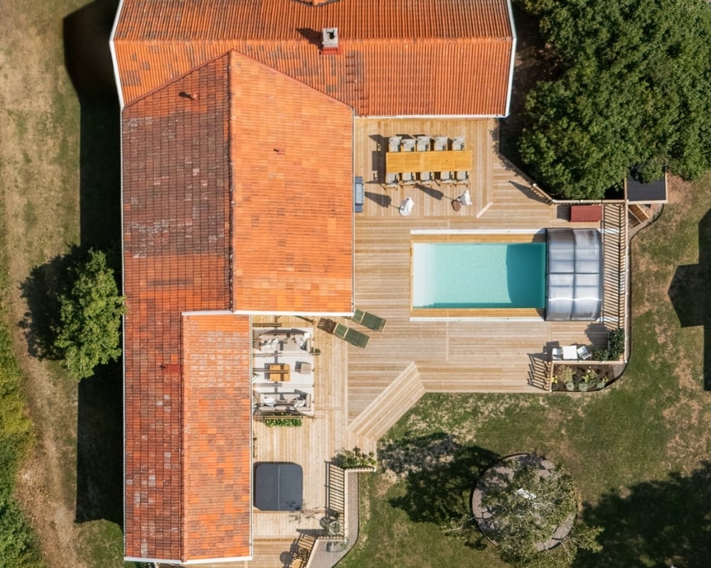 Ett hus och tomt med pool ovanifrån