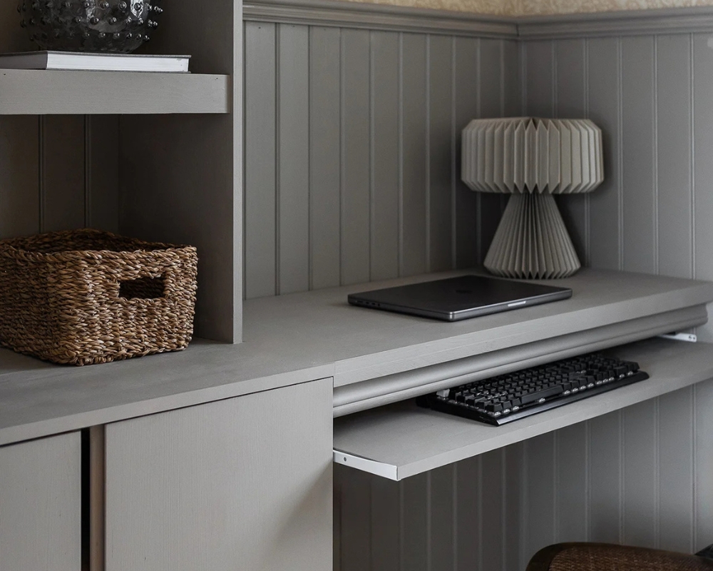 Grått Platsbyggt skrivbord med hyllor, bröstpanel och inredning