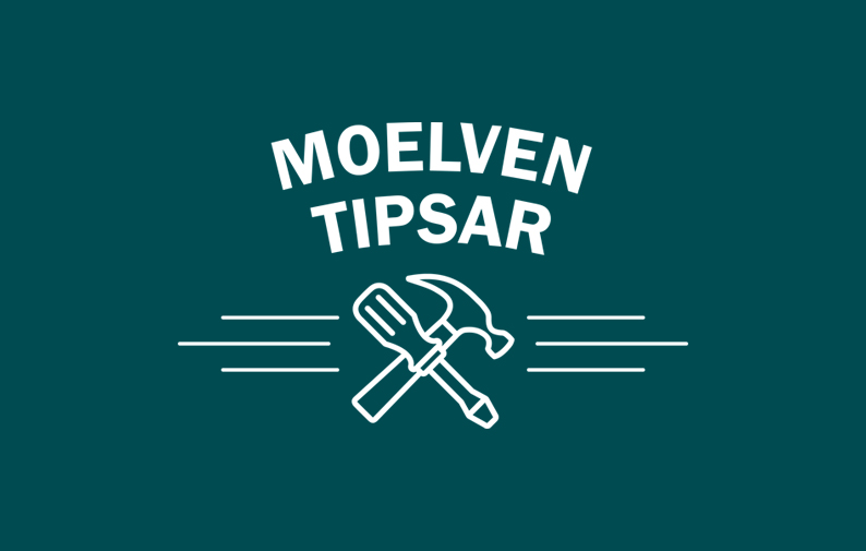 Mörkgrön bakgrund med vit text "Moelven tipsar"