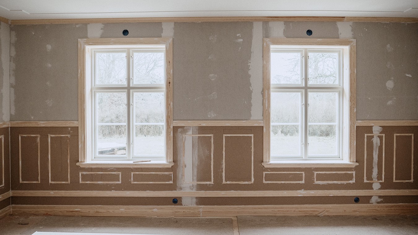Bröstpanel under konstruktion, samt två fönster