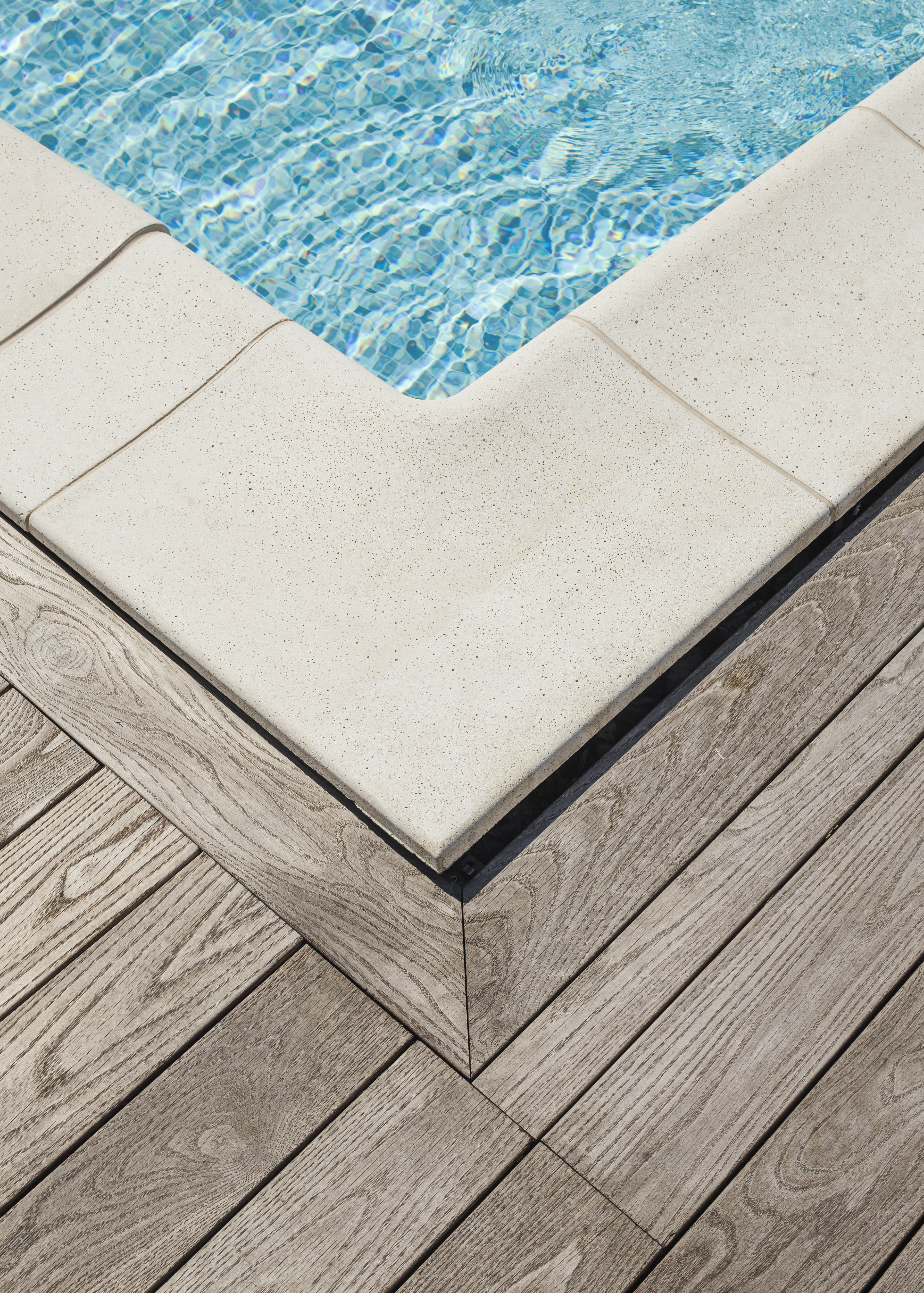 Hörnet på en pool mot trall i TermoAsk