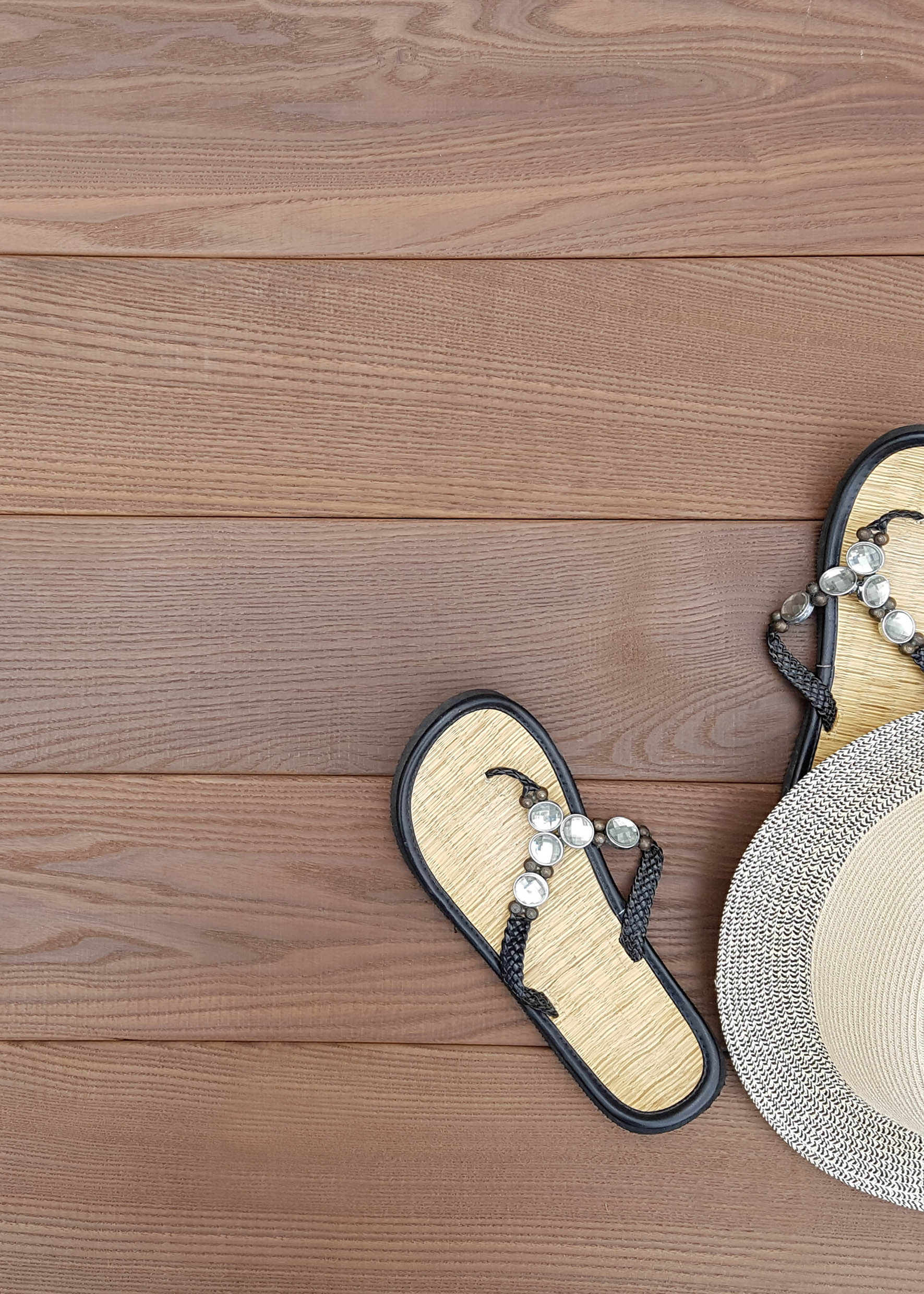 Skor och hatt liggande på en altan av TermoAsk