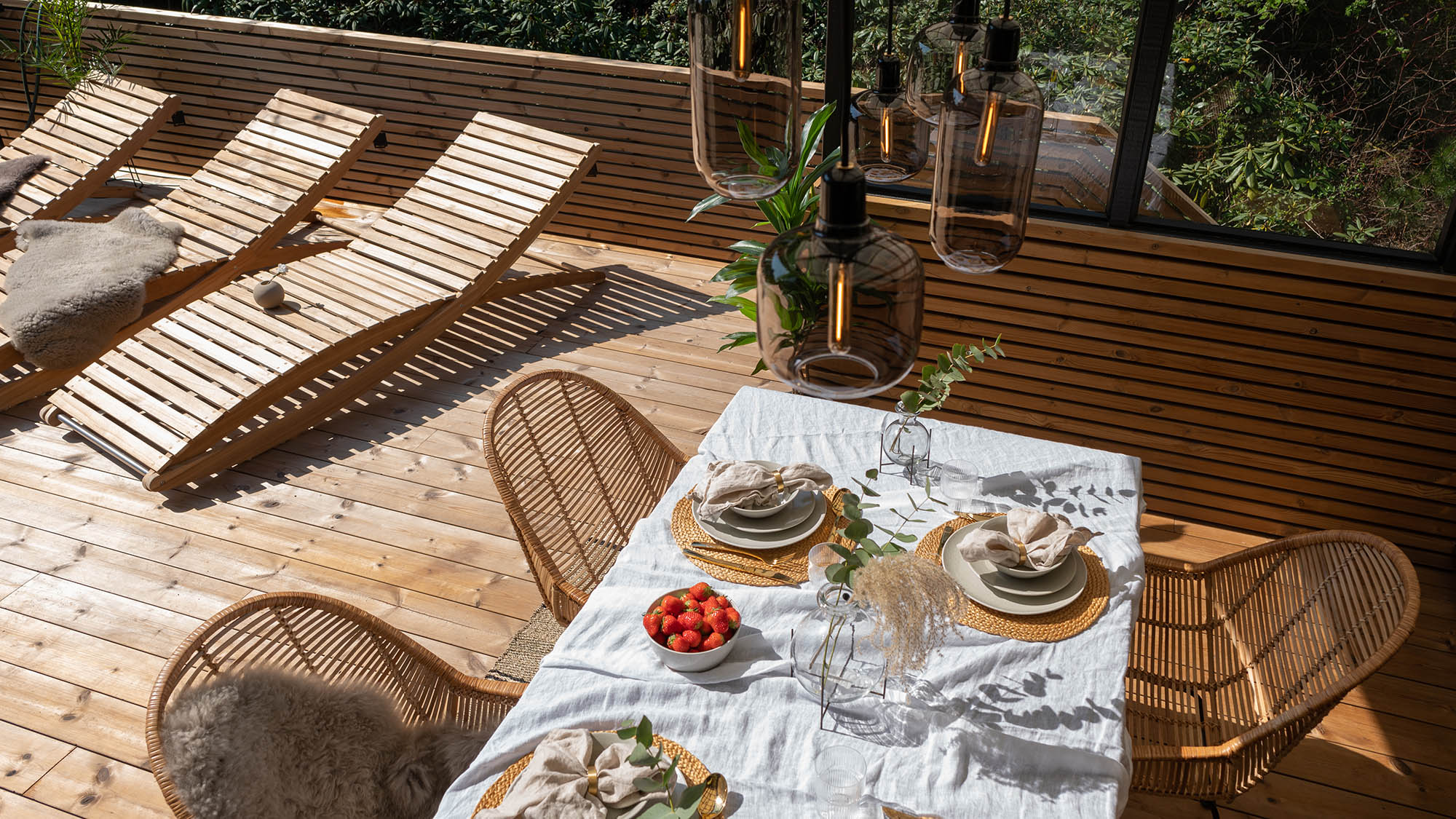 Matplats och solsängar på altan av ThermoWood