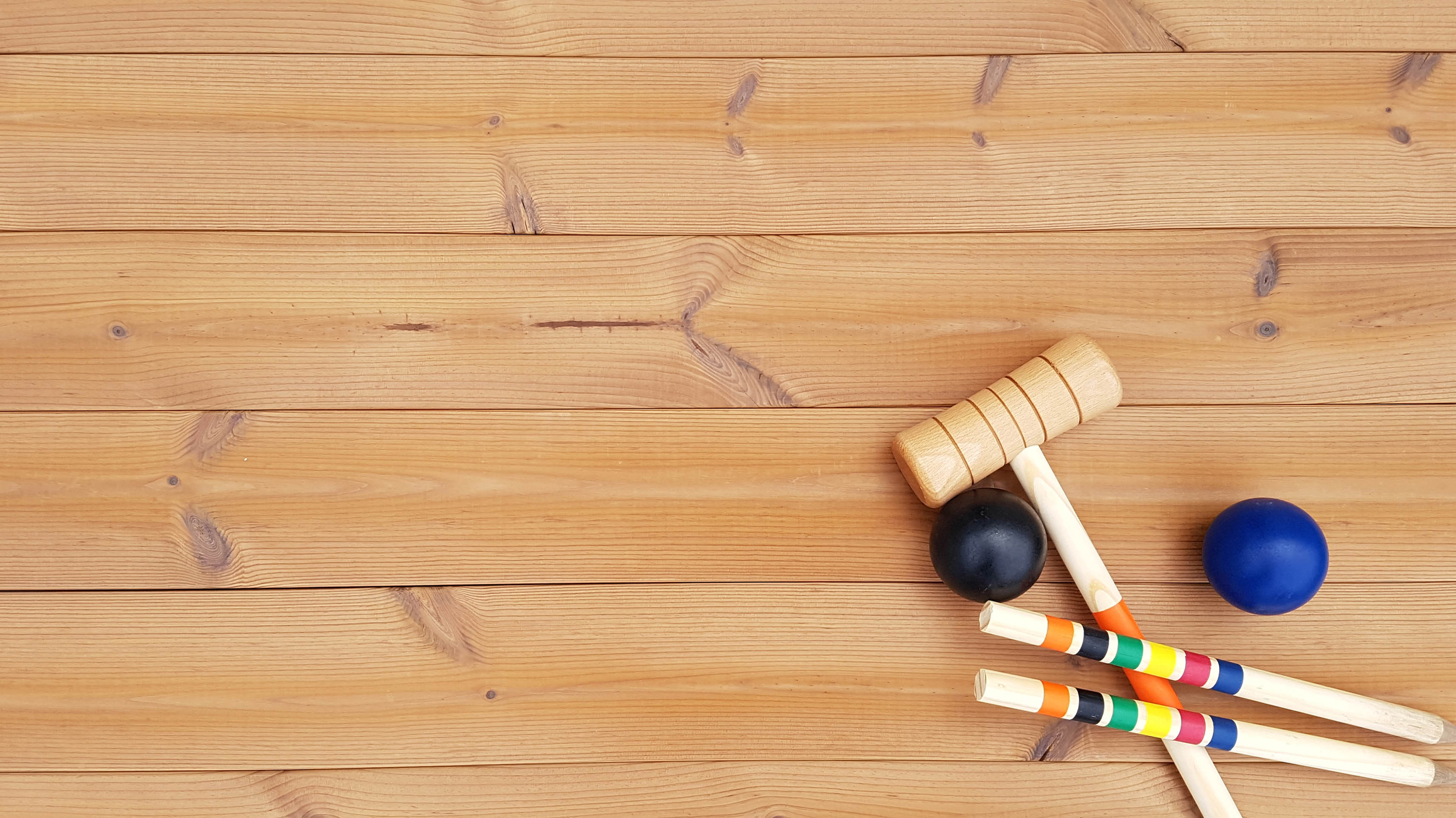 Krocketspel ligger på ett trädäck av ThermoWood