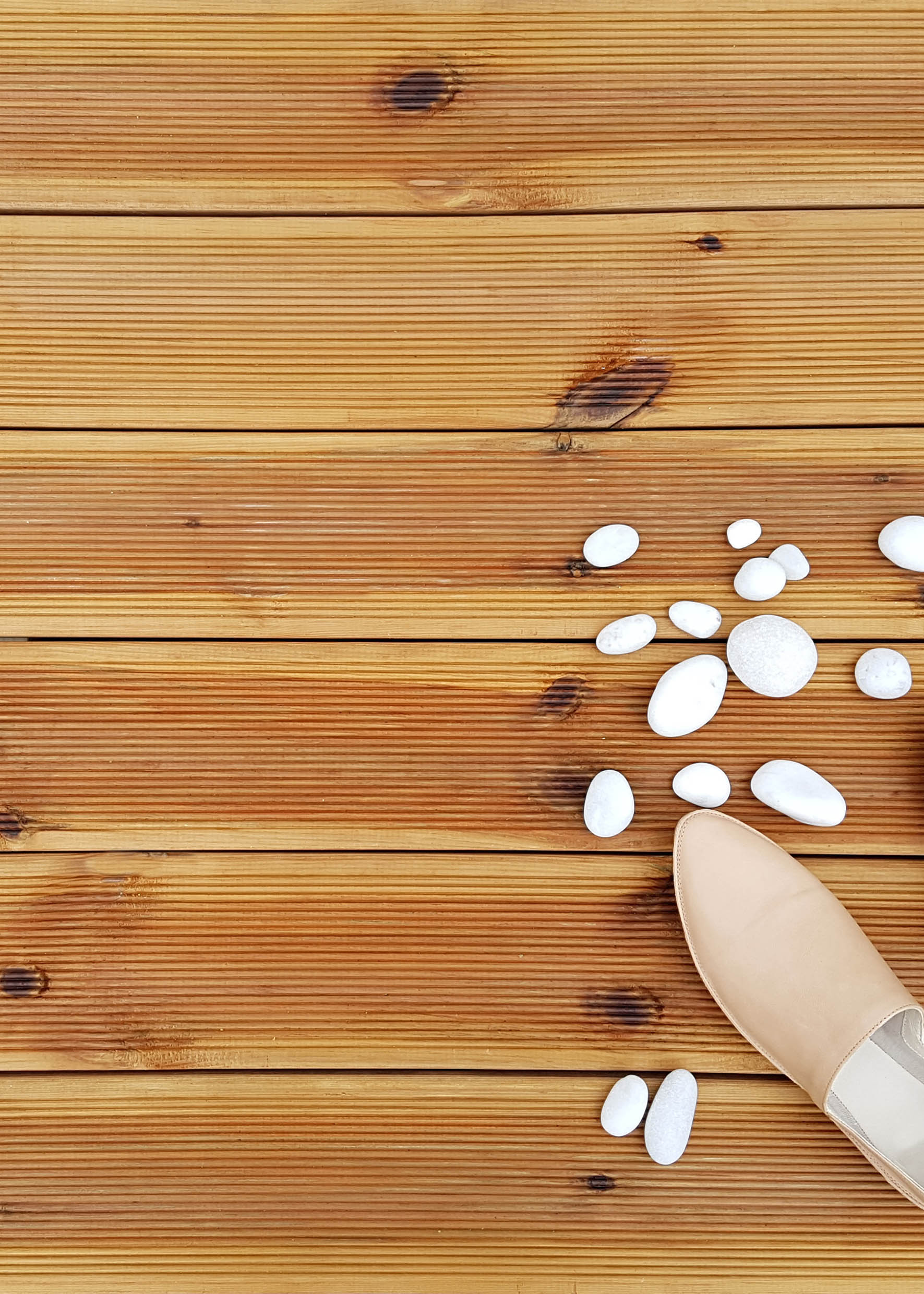 Vita stenar på tryckimpregnerad rillad trall