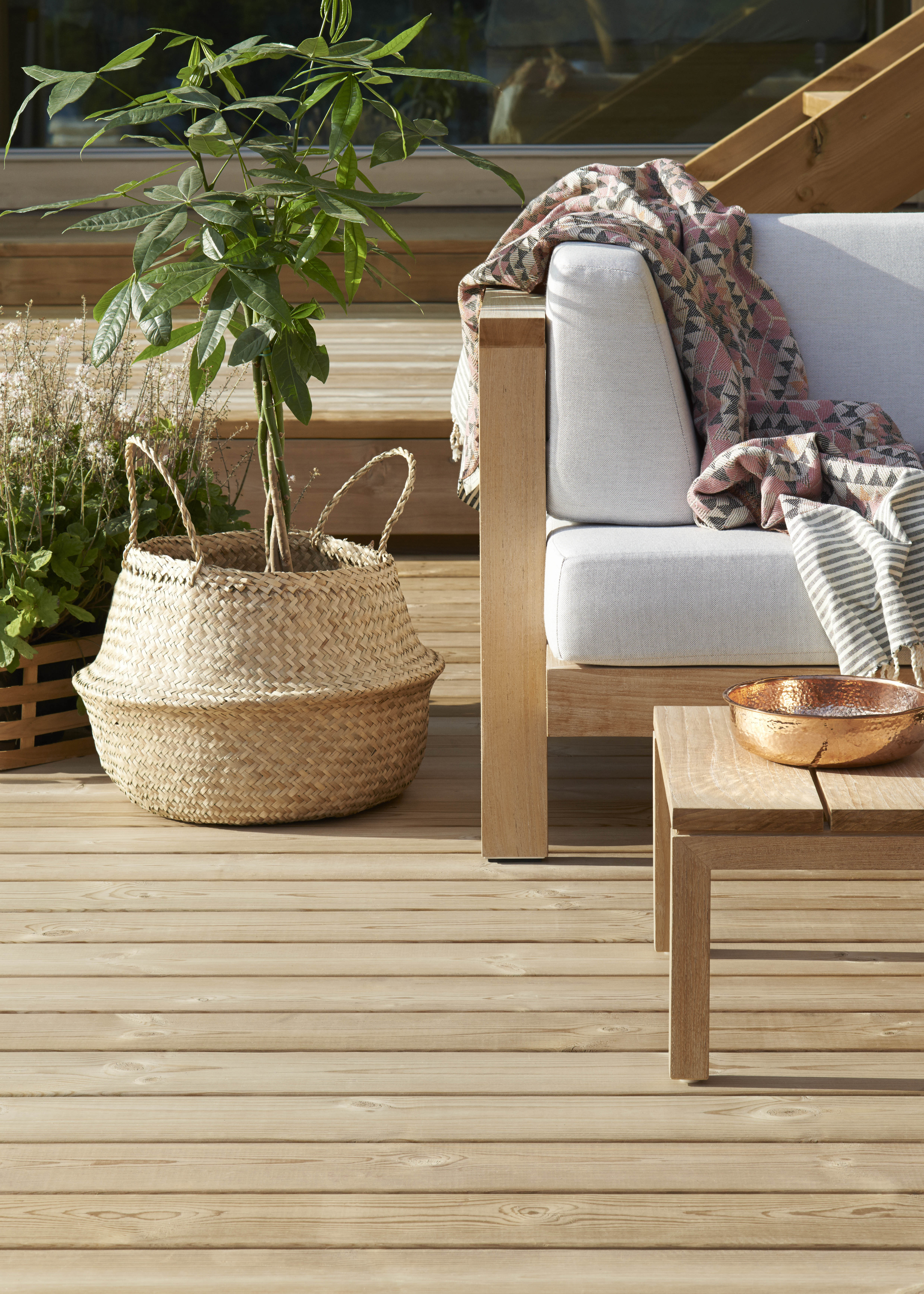 Växter och möbler på trall av tryckimpregnerad furu