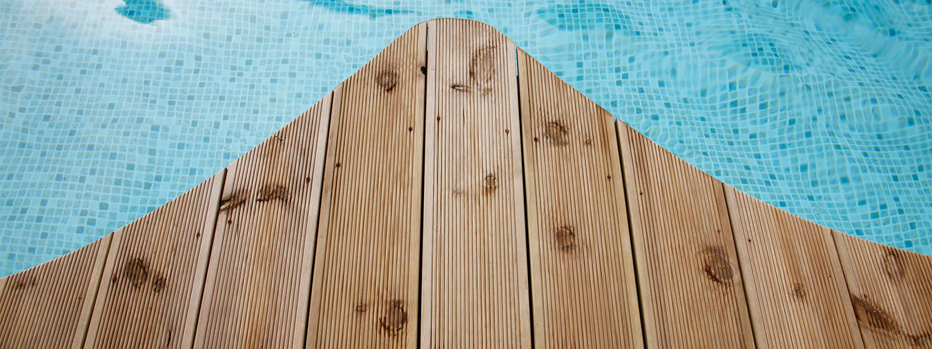 Trätrall vid en pool