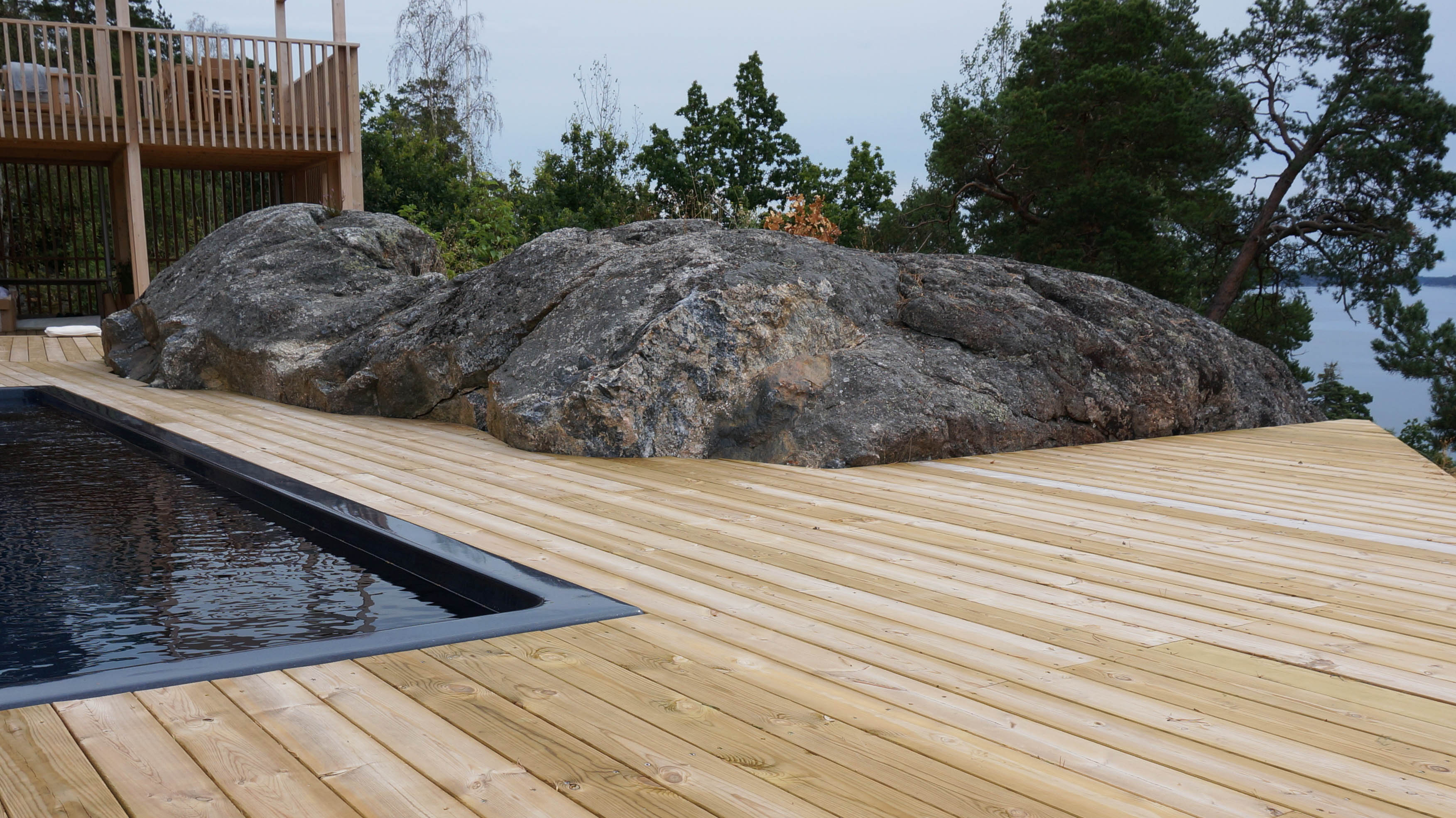 Poolområde med altan i trä runtomkring
