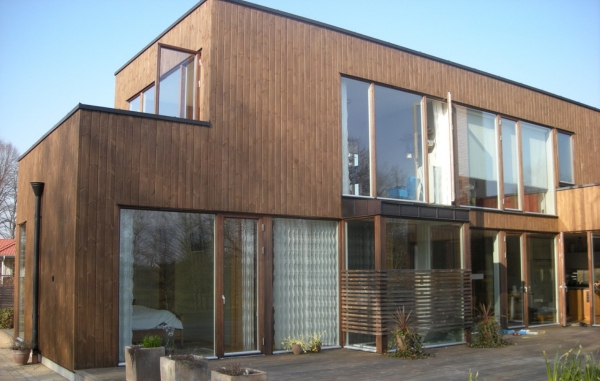 Hus med ytterpanel av obehandlad ThermoWood
