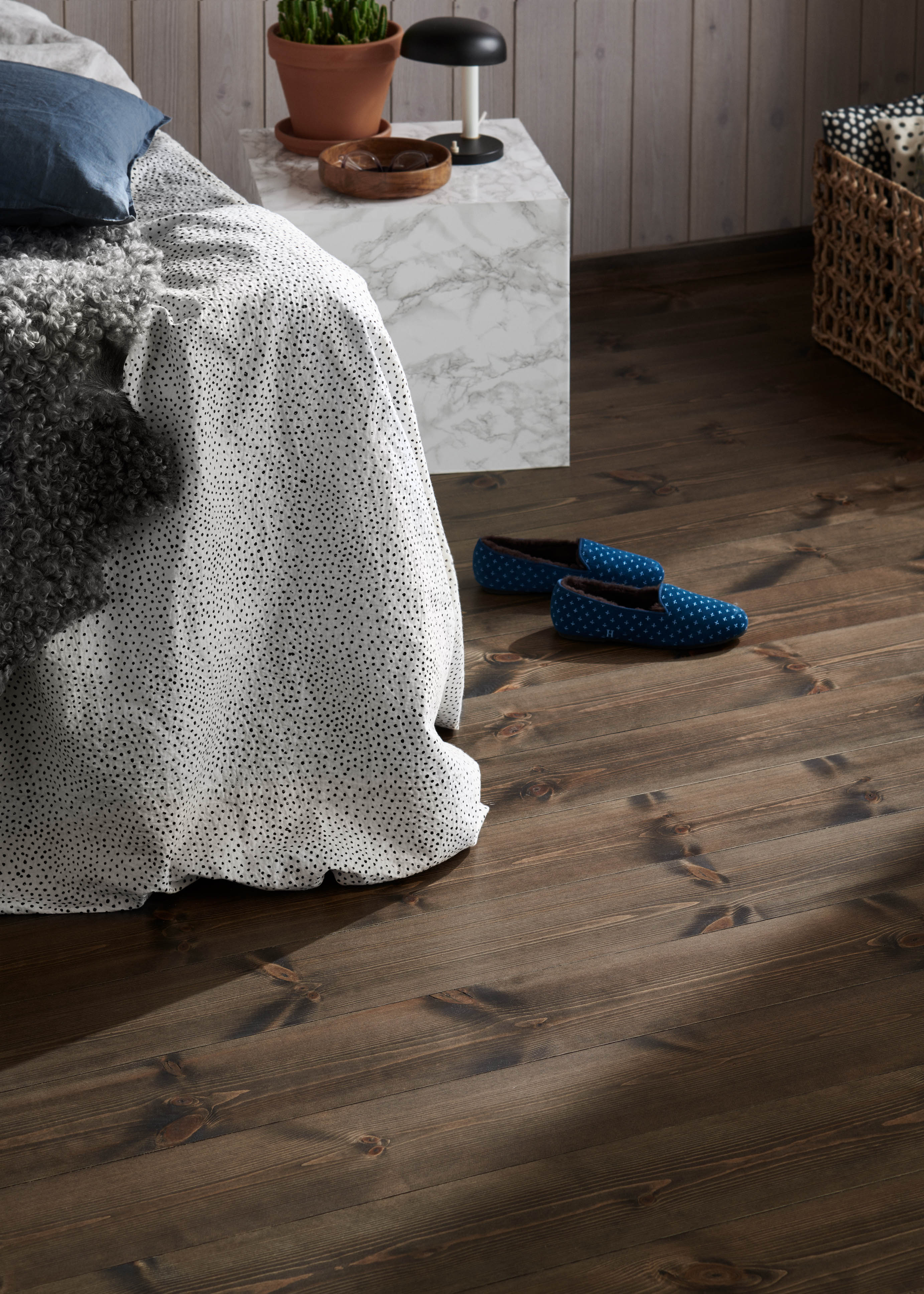 Mörkt trägolv Etna Furu i sovrum